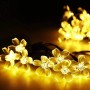 Warmweiße LED Solar-Lichterkette mit leuchtenden Kirschblüten. Dekorative Weihnachtsbeleuchtung.