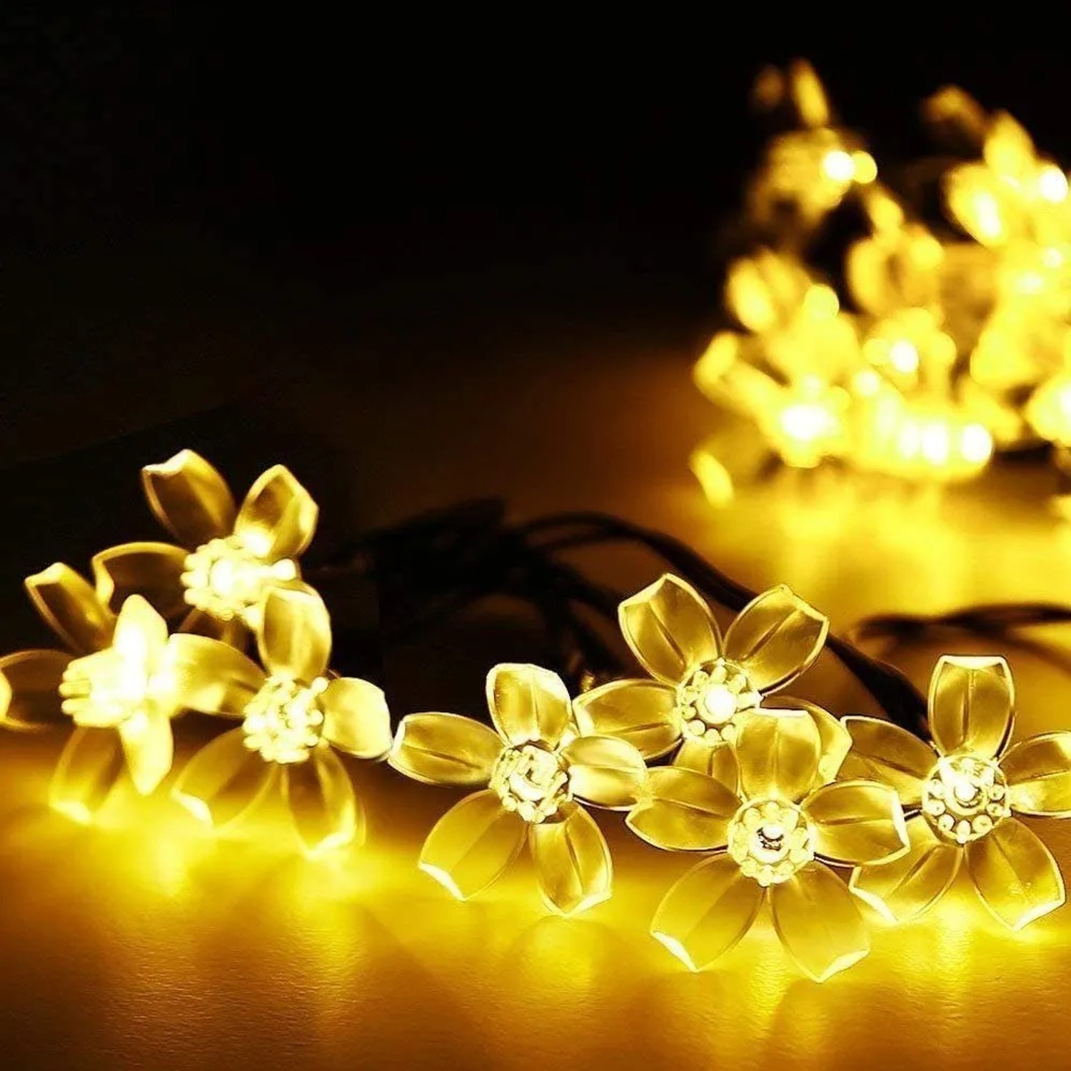 Warmweiße LED Solar-Lichterkette mit leuchtenden Kirschblüten. Dekorative Weihnachtsbeleuchtung.