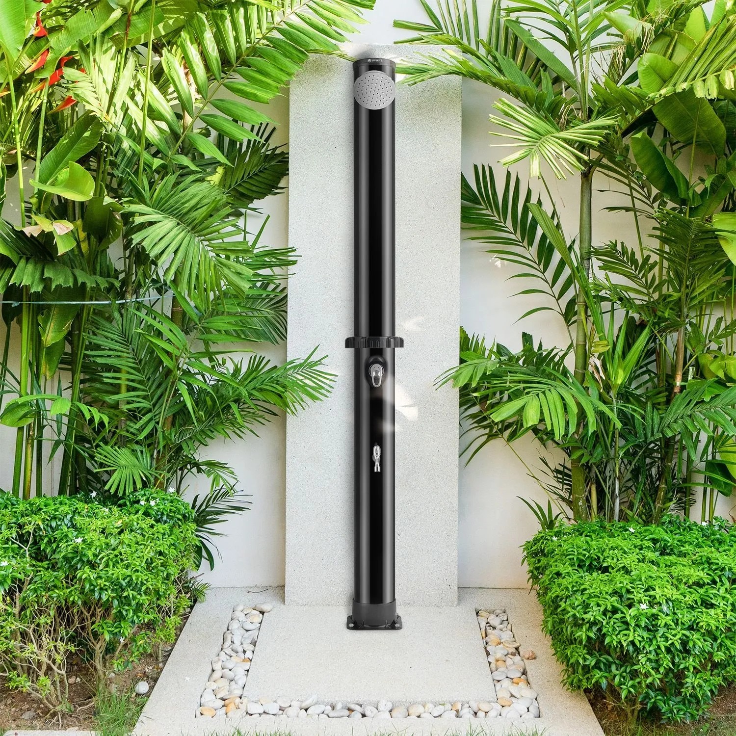 Schwarze Juskys Solardusche Victoria 35 Liter im Garten mit Regenduschkopf und Fußdusche.