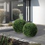 Zwei große, grüne künstliche Buchsbaumkugeln aus Kunststoff, naturgetreu, als pflegeleichte Dekoration für Garten oder Terrasse.