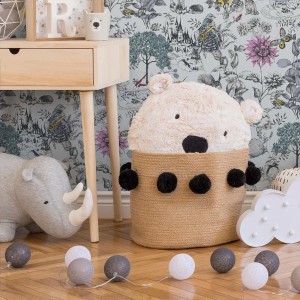 Kinderzimmer mit gezeichneter Waldtier Tapete, Hasen, Blumen und Bär Aufbewahrungskorb.