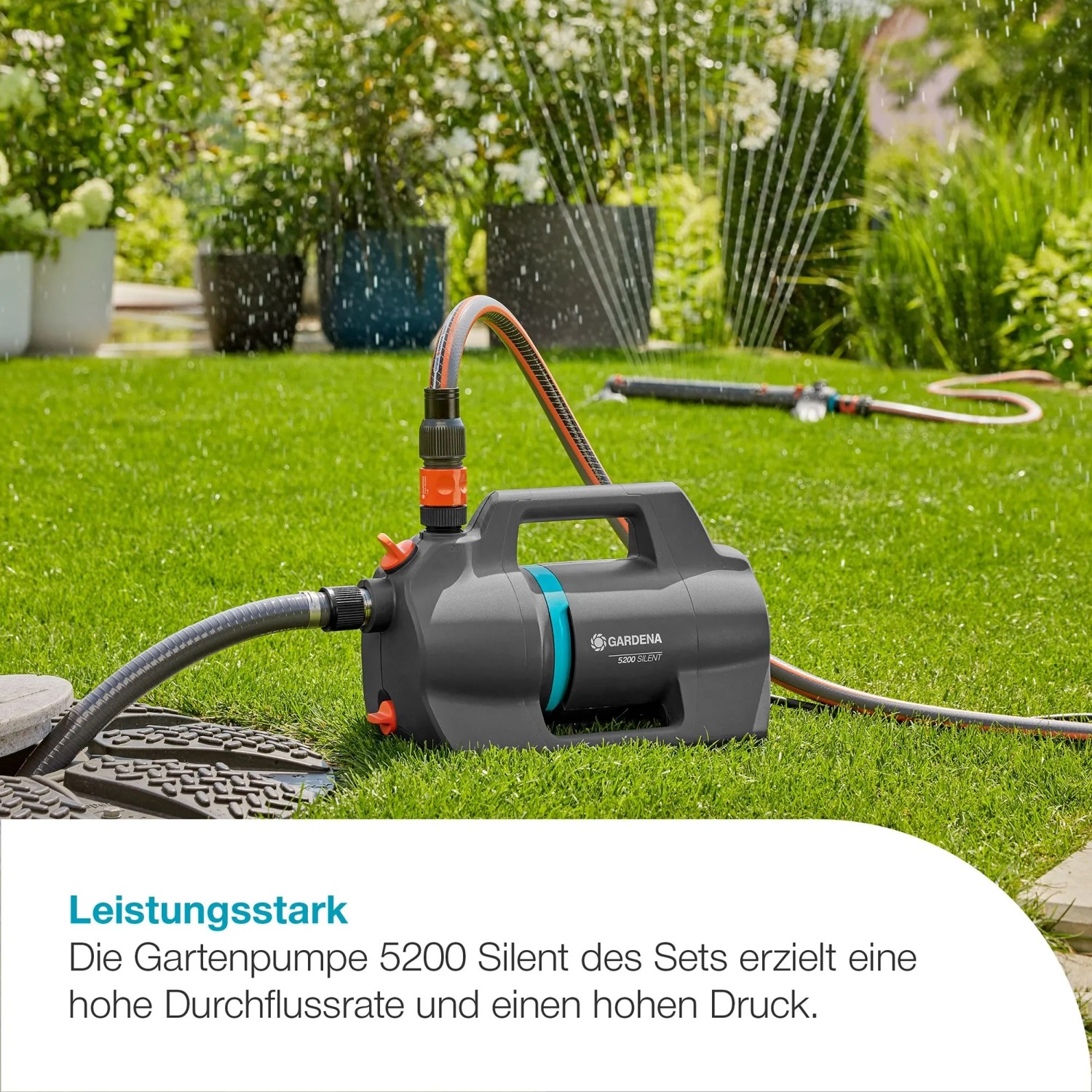 Gardena Gartenpumpe 5200 Silent Set mit Schlauch und Zubehör im Garten.
