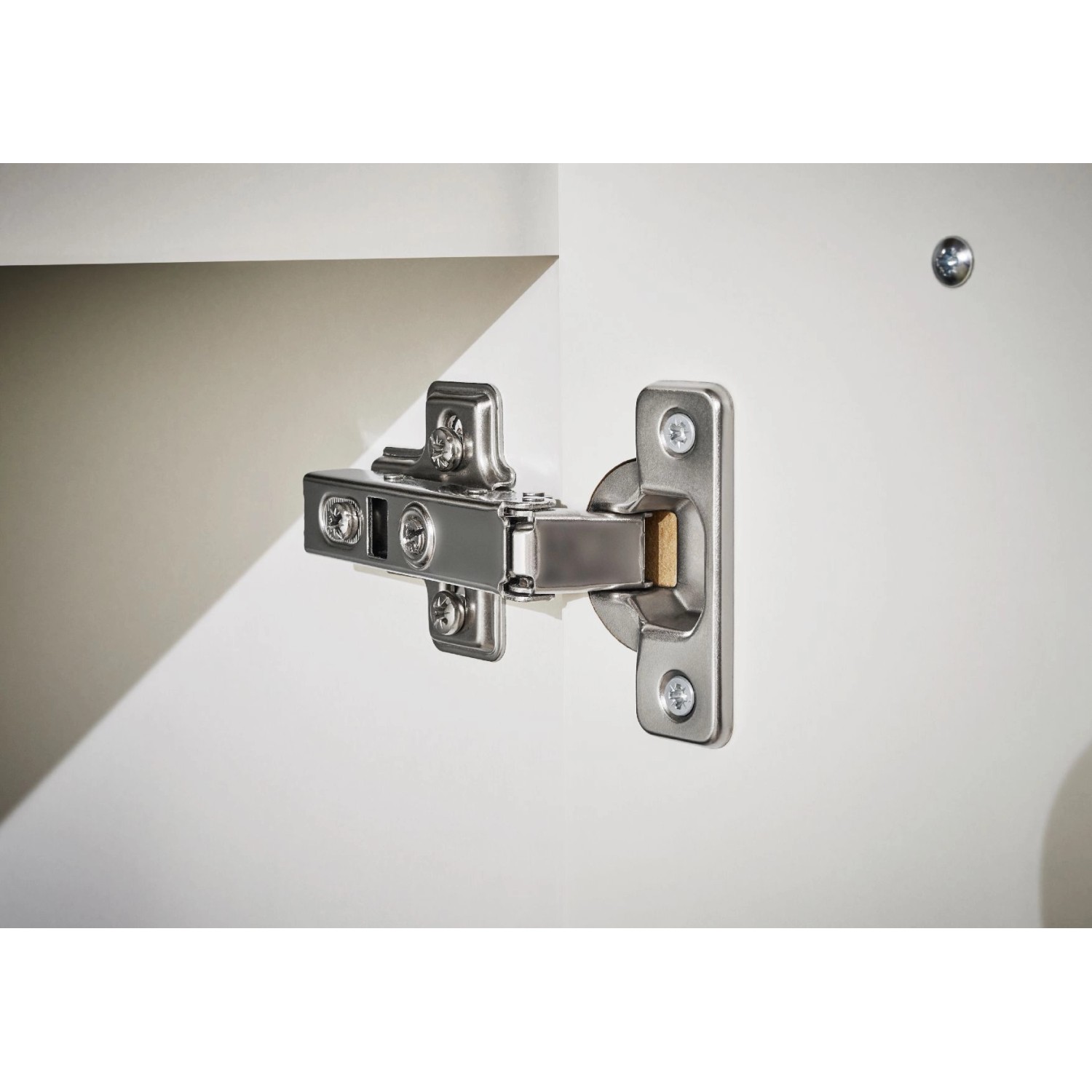 Detailaufnahme: Scharnier einer weißen Respekta Küchenzeile Gabriel mit Soft-Close Funktion.