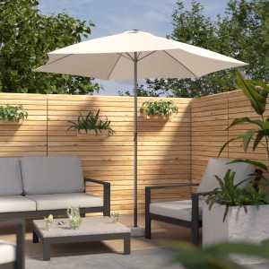 Naturalfarbener Marktschirm Floresta (Ø 266 cm) mit Kurbelmechanik im Garten.