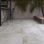Terrassenplatten Feinsteinzeug Vero 2.0 in Zementoptik Grau, 80x80 cm, verlegt auf einer Terrasse.