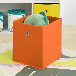 Orangefarbenes Stoffregal für ein Kinder Bücherregal/Spielzeugregal.