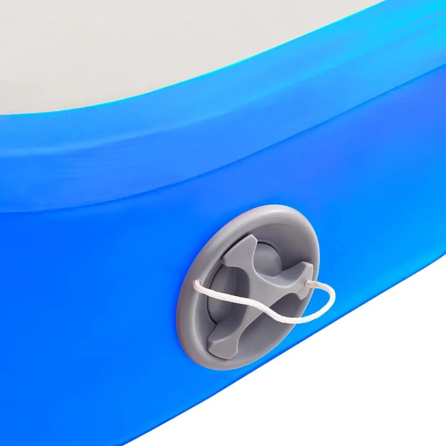 Detailansicht des grauen Ventils an der blauen aufblasbaren Gymnastikmatte aus PVC für Sport & Fitness.