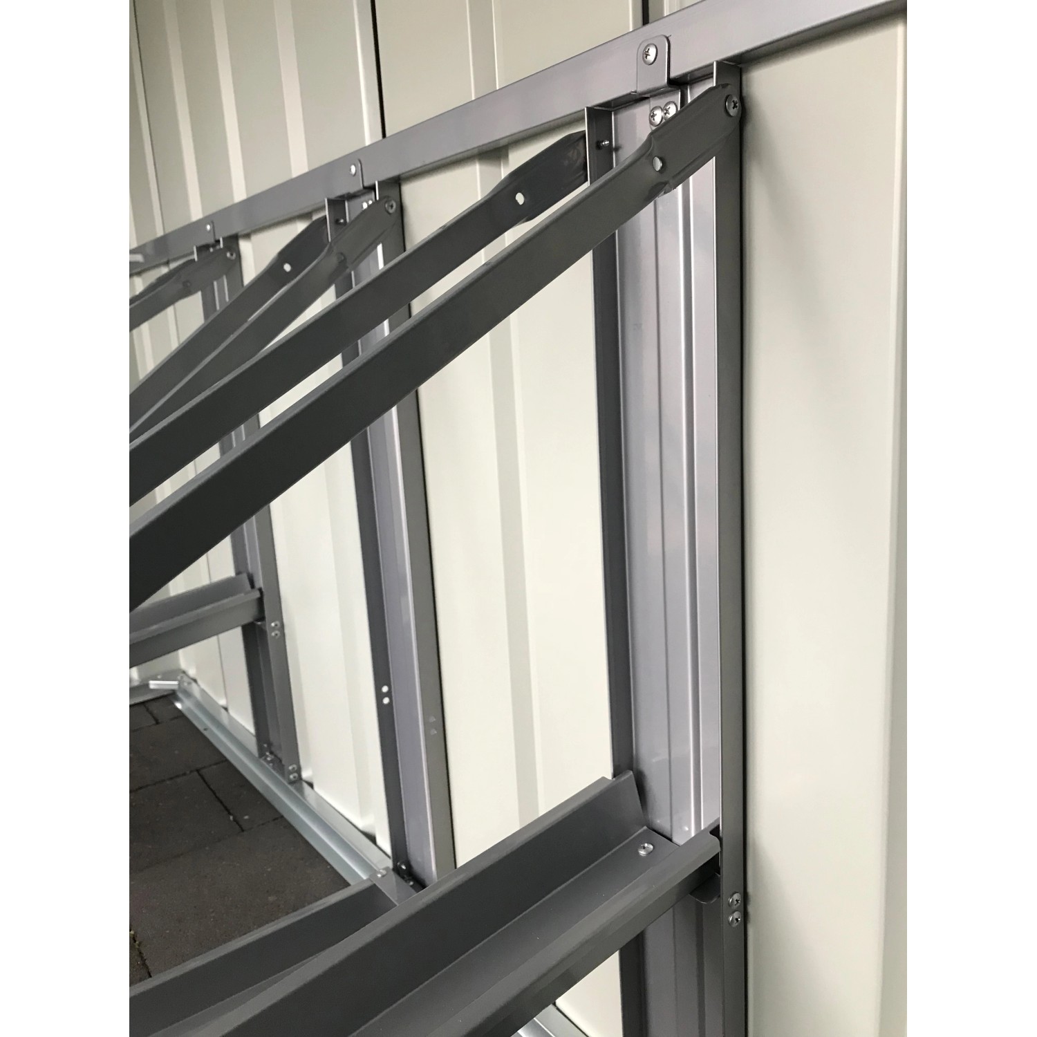 Detailaufnahme Fahrradhalterung in Globel Fahrradbox Family, anthrazit. Gerätehaus Zubehör.