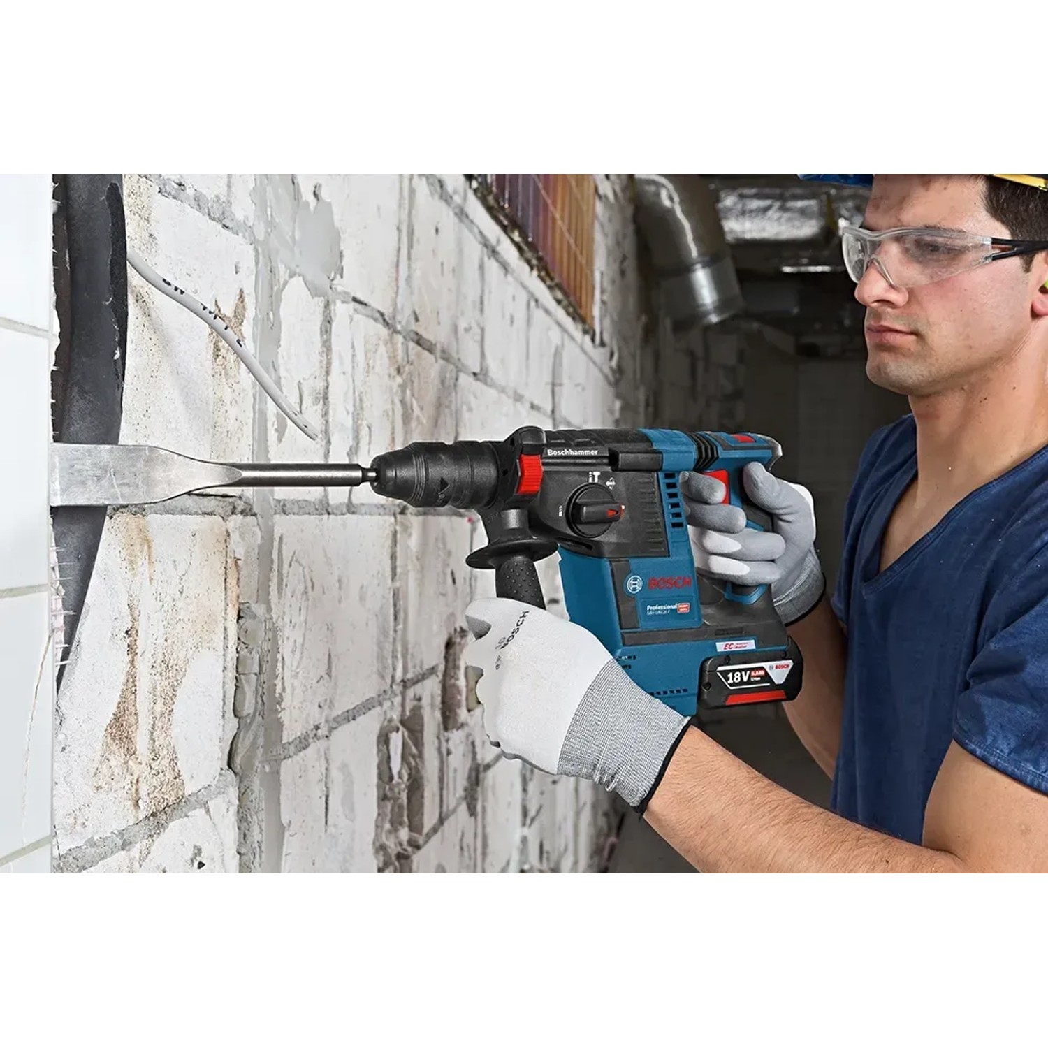 Bosch Akku-Bohrhammer GBH 18V-26 im Einsatz beim Stemmen von Mauerwerk.