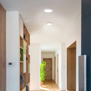 Zwei runde, weiße Näve LED-Deckenleuchten (24,7 cm) in einem hellen Flur.