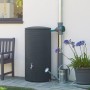 Arves Regentonne Novara, 280 l, Anthrazit, mit Wasserhahn und Regensammler an Hauswand.