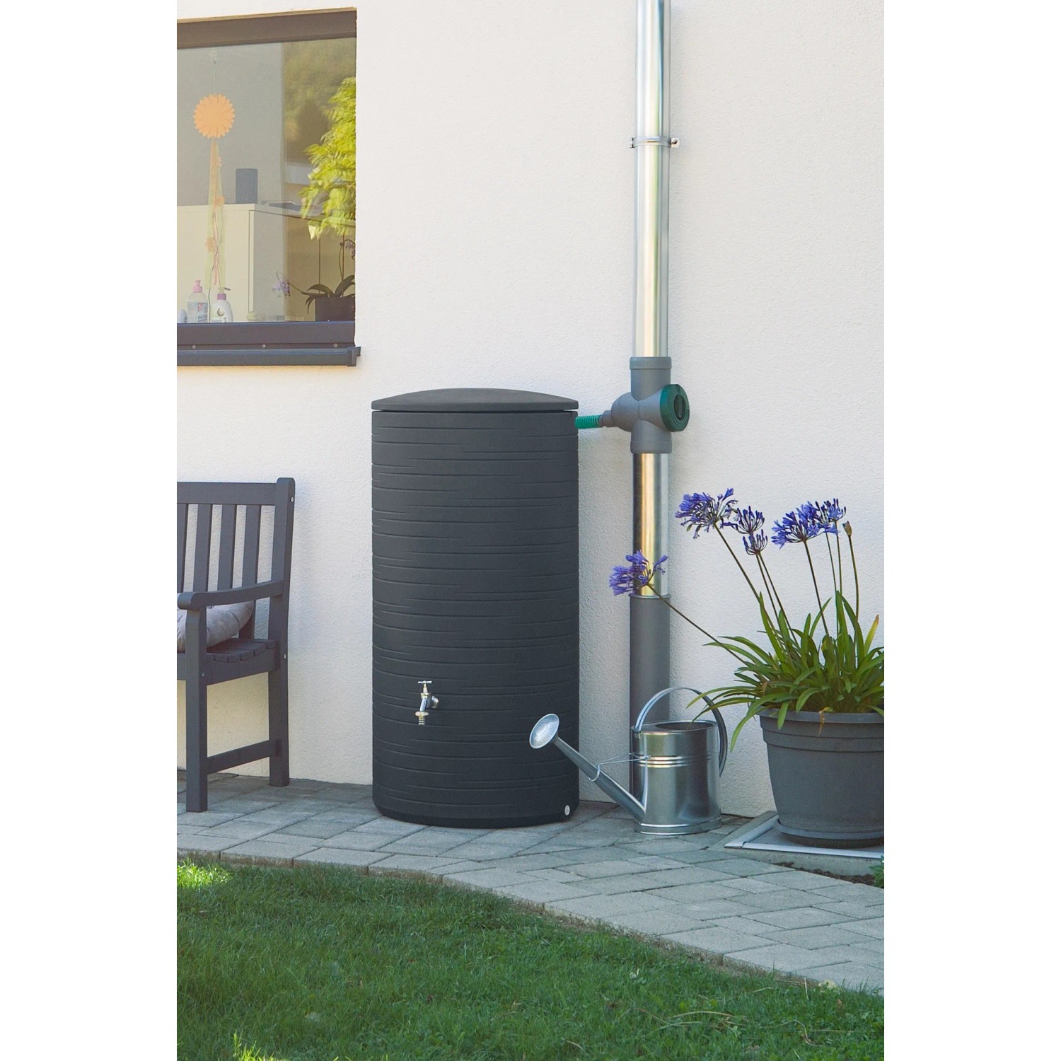 Arves Regentonne Novara, 280 l, Anthrazit, mit Wasserhahn und Regensammler an Hauswand.