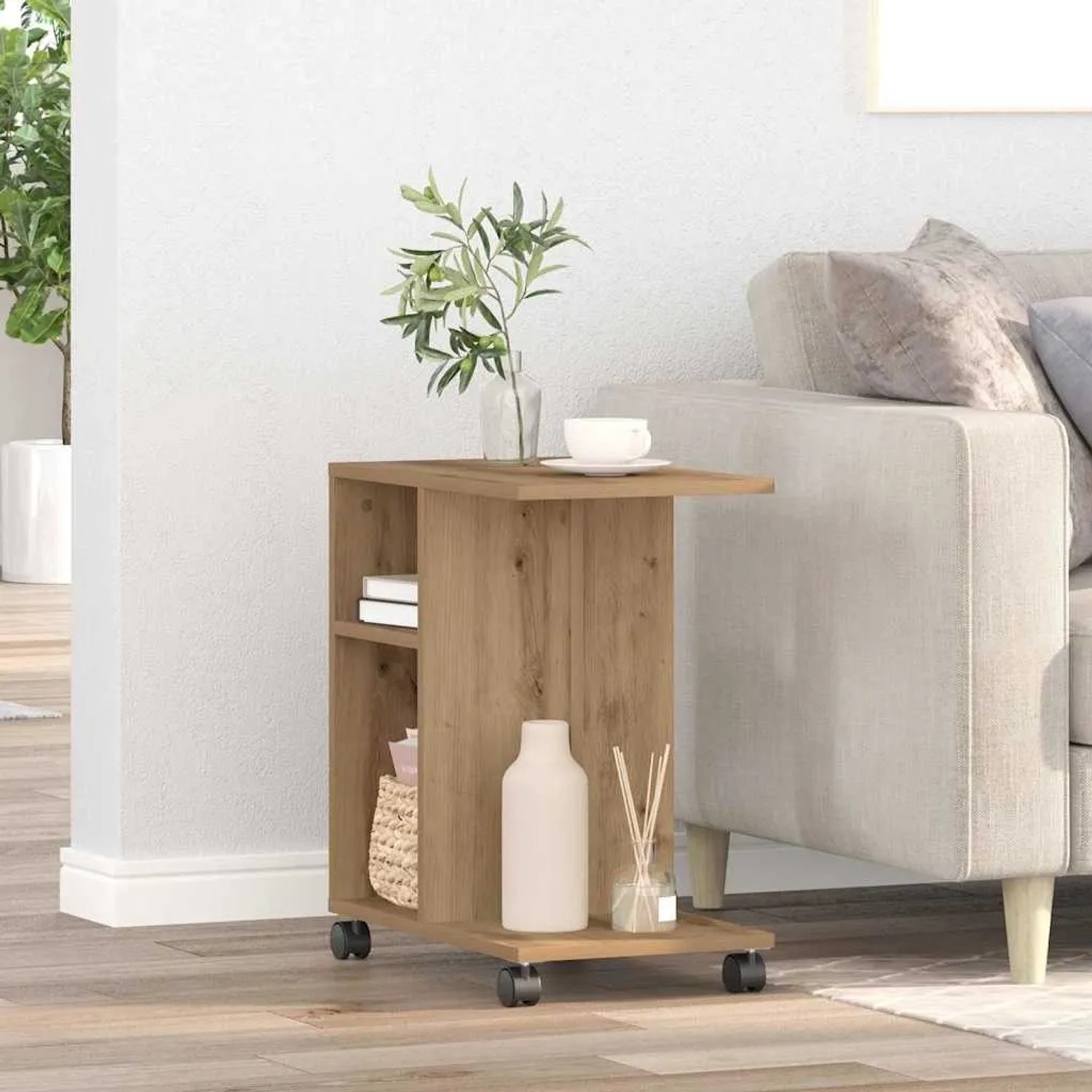 Rechteckiger Beistelltisch in Eiche handwerklich Optik aus Holzwerkstoff mit Rollen und Regal, neben einem Sofa.