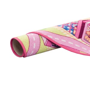 Gerollter, runder Spielteppich „Girls Village“ in Rosa, 100 cm Durchmesser. Kinderteppich mit Dorf-Motiv.