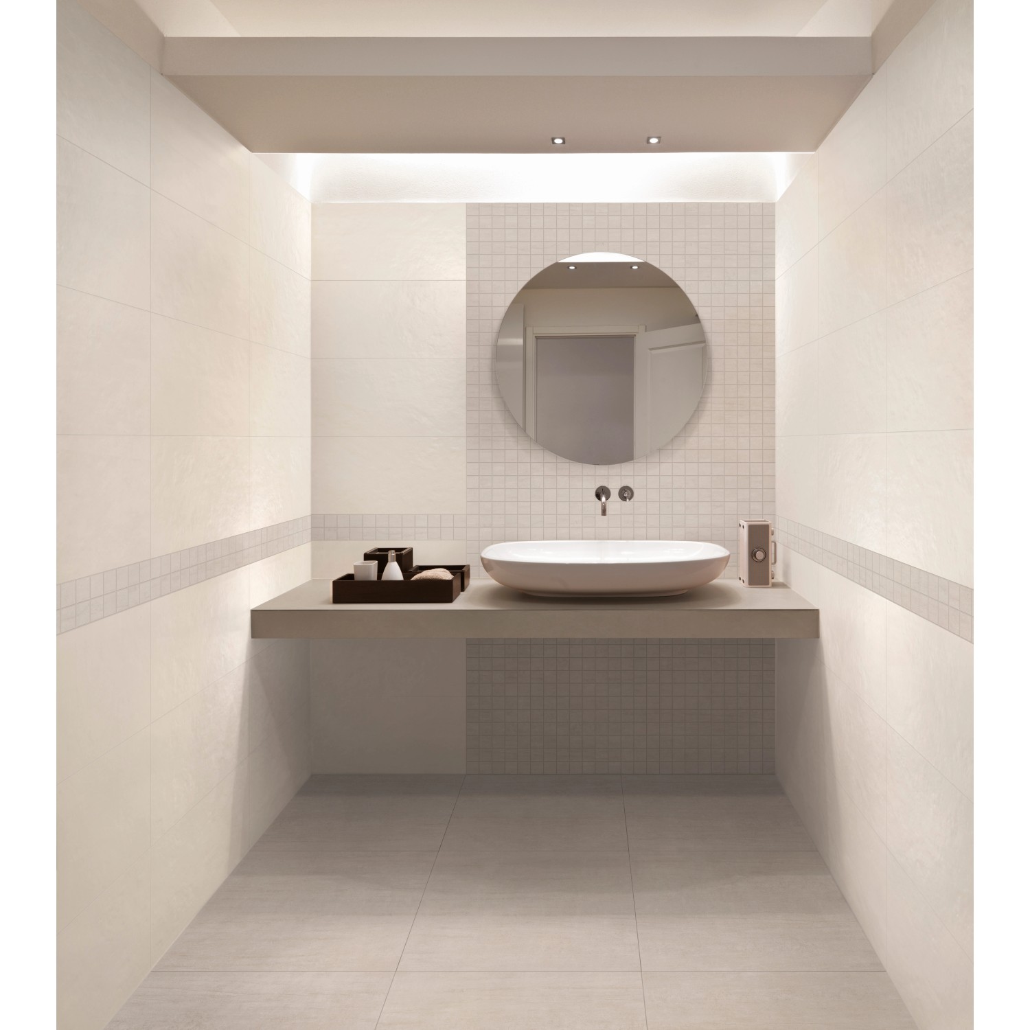 Beige, polierte Feinsteinzeug Bodenfliese 60x30 cm im Badezimmer verlegt.