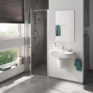 Grohe QuickFix Brausegarnitur Vitalio Start 100 im modernen Badezimmer.