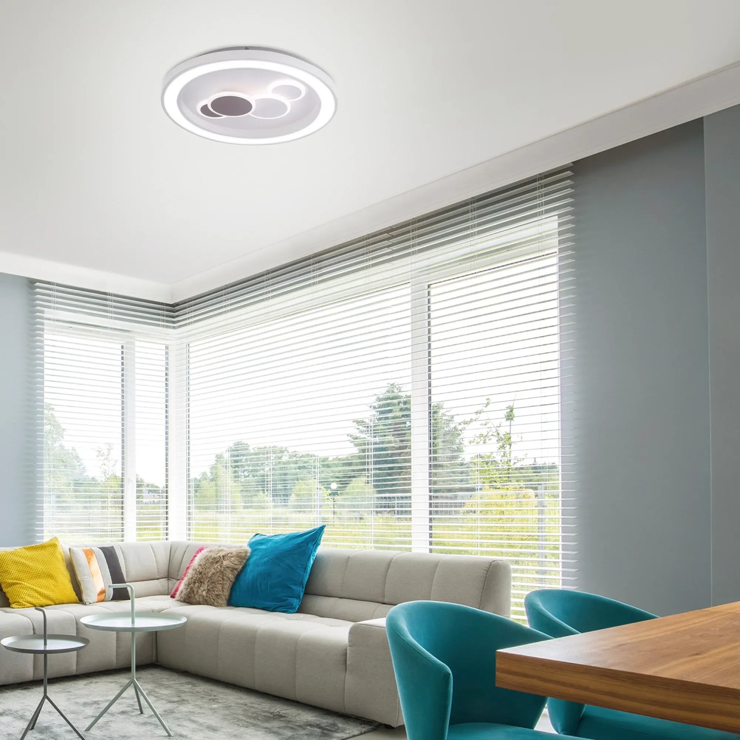 Weiße Paul Neuhaus LED-Deckenleuchte Eliza, Ø 60 cm, im Wohnraum.