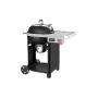 Schwarzer Weber Holzkohlegrill Performer Smart 57 cm mit Seitentisch und Ablage.
