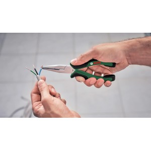 Bosch Spitzzange 180 mm im Einsatz: Präzises Schneiden eines Kabels.