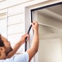 Montage des tesa Magnetvorhangs Anthrazit an einer Tür. Insektenschutz für Balkon- und Terrassentüren.