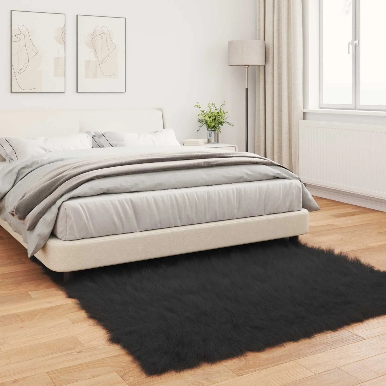 Schwarzer vidaXL Kunstschaffell Teppich (160x160cm) im Schlafzimmer. Flauschiger, quadratischer Teppich.