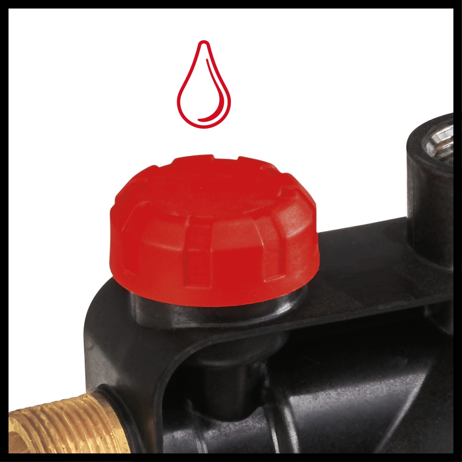 Detailaufnahme: Roter Verschlussdeckel der Einhell GC-GP 1145 Gartenpumpe mit Wasserfüllanzeige.