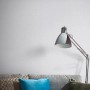 Erismann Vliestapete Melissa Elin Grau an Wand mit Lampe und Sofa.