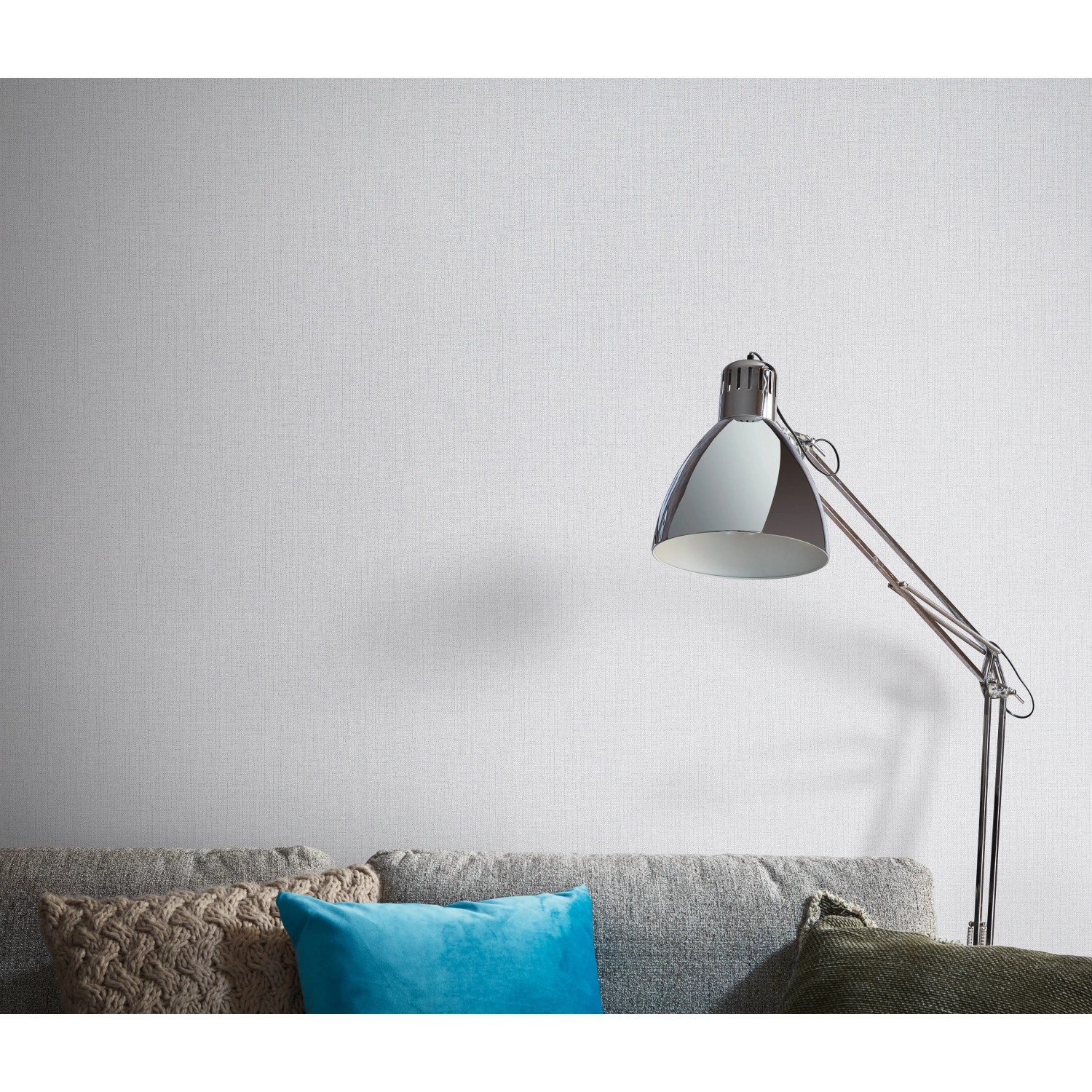 Erismann Vliestapete Melissa Elin Grau an Wand mit Lampe und Sofa.