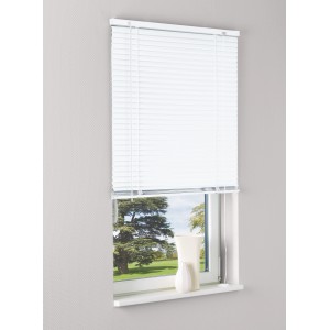 Weiße Aluminium Jalousie Burgos, 120x160 cm, am Fenster für Sicht- und Sonnenschutz.