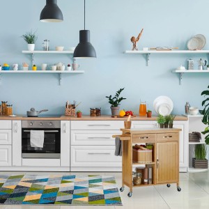 Mobiler Relaxdays Küchenwagen aus Bambus mit Marmorplatte, 2 Schubladen, Schrank und Rollen in moderner Küche.