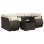 7-teilige Garten-Sofagarnitur aus braunem Poly Rattan mit Tisch und cremefarbenen Kissen.