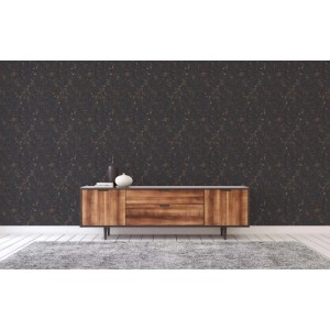 Schwarze Tadessi Vliestapete mit goldenem Barock-Ornamentmuster an einer Wand, davor ein Holzsideboard und Teppich.