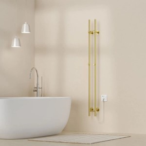Elektrischer Handtuchtrockner Belvit in Gold gebürstet, Doppelrohr, mit Haken, im modernen Bad. Heizgerät mit Timerfunktion.