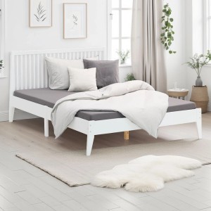 Weißes Doppelbett 140x200 cm aus massivem Kiefernholz mit Lattenkopfteil im hellen Schlafzimmer.