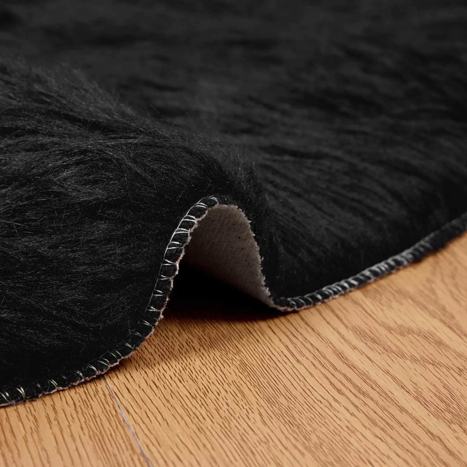 Schwarzer, runder Kunstfell Teppich (Ø 100cm) der Marke vidaXL aus Polyester.
