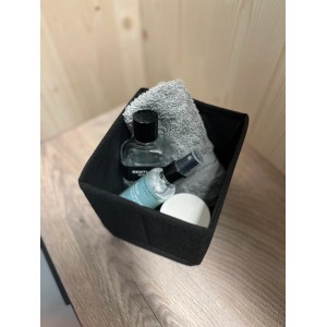 Schwarzes Fackelmann Universalkörbchen Textil (13x12x14cm) mit Badartikeln.