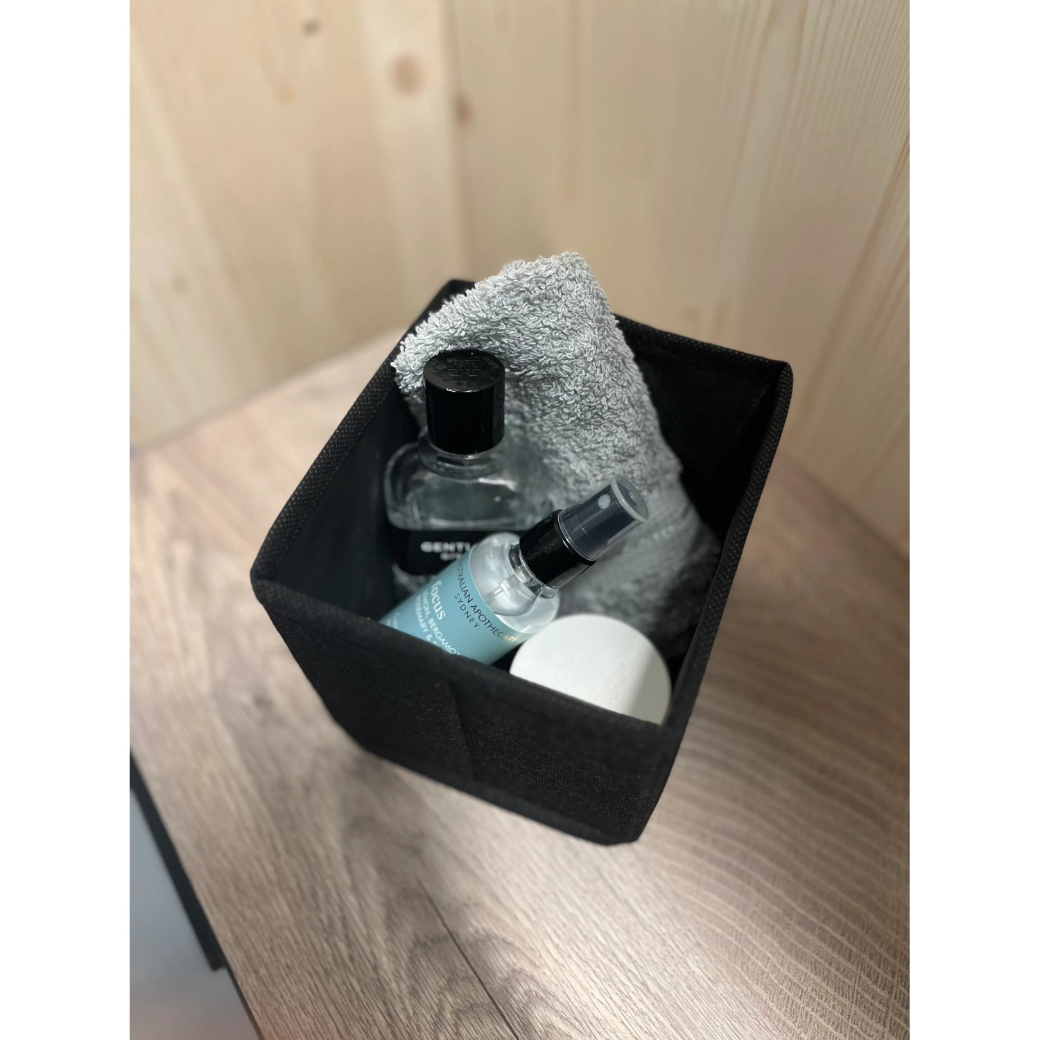 Schwarzes Fackelmann Universalkörbchen Textil (13x12x14cm) mit Badartikeln.