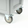 Detailaufnahme der Rollen mit Feststellbremse am Mephisto XXL Werkzeugwagen.