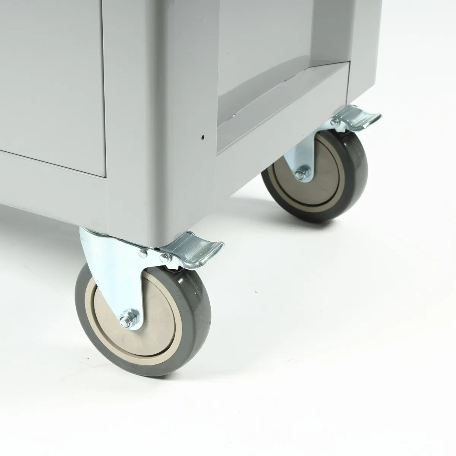 Detailaufnahme der Rollen mit Feststellbremse am Mephisto XXL Werkzeugwagen.