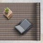Gestreifter Outdoor-Teppich Asti (180x300 cm) auf Terrasse mit Stuhl und Beistelltisch.