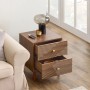 Brauner Vintage Nachttisch mit 2 geriffelten Schubladen und goldenen Griffen, neben Sofa.