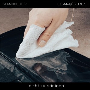 Hand reinigt transparentes Fach der schwarzen Glamdoubler Kosmetiktasche mit Tuch. Ideal für Make-up Aufbewahrung.