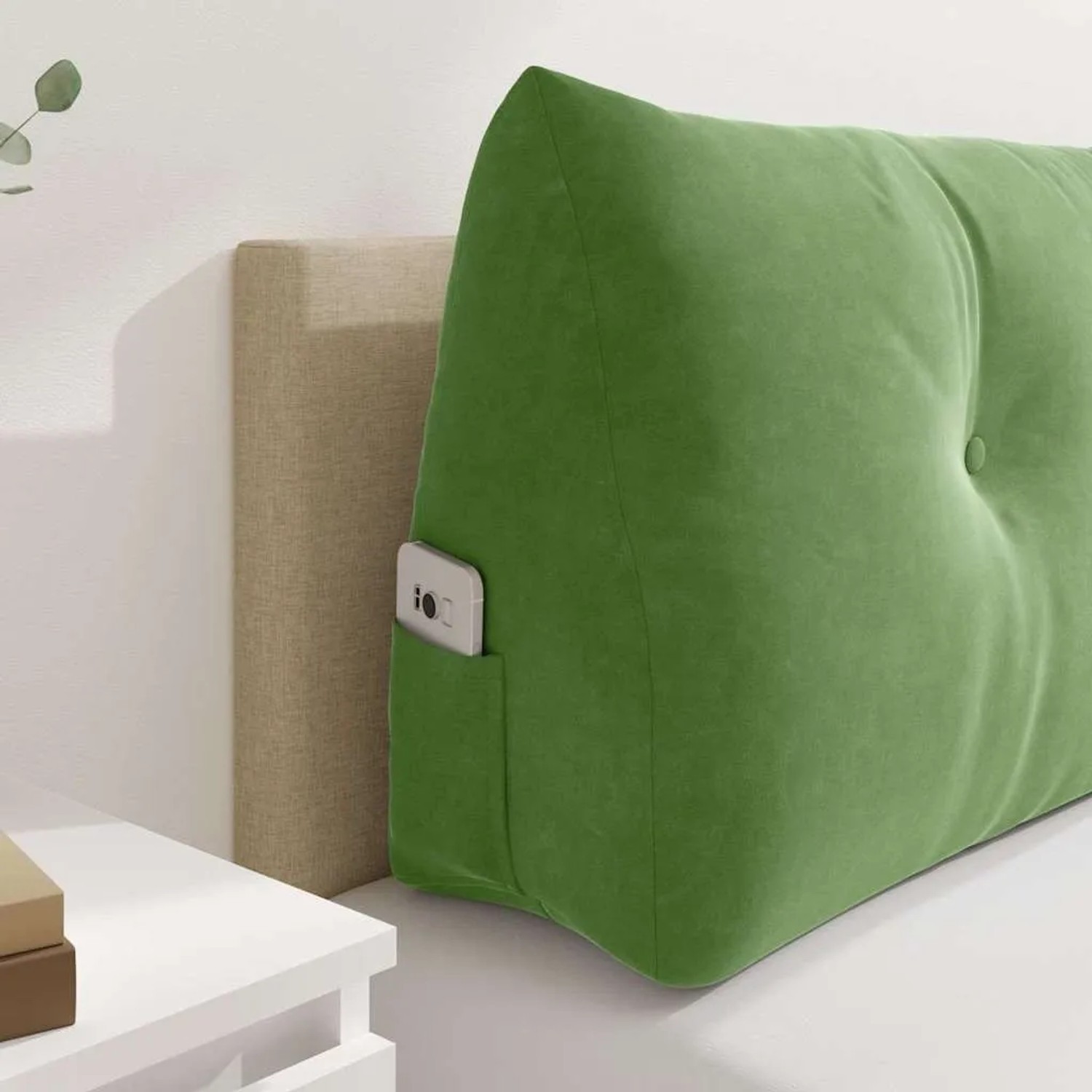 Hellgrünes Samt-Rückenkissen mit Knopfdetails und praktischer Seitentasche für Handy. Ideal für Sofa & Bett.