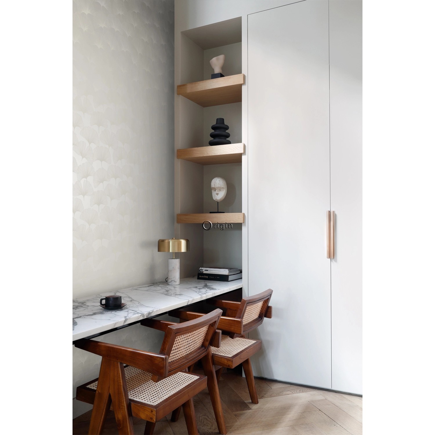 Warmgraue Tapete mit Ginkgoblätter-Muster von Origin Wallcoverings für stilvolle Wandgestaltung.