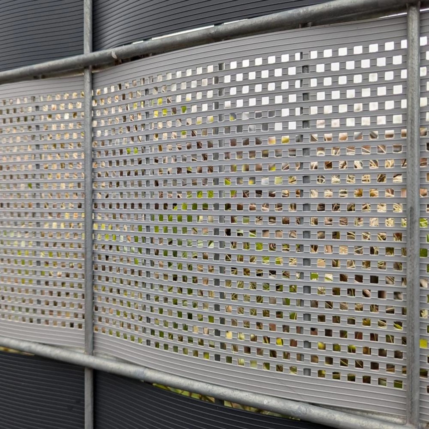 Zaunblende Steingrau mit Quadratlochung für Doppelstabmattenzaun, 26m Sichtschutz.