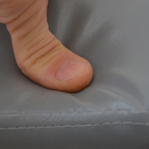 Detailaufnahme: Finger drückt auf die graue Sitzfläche des DuneDesign Schuhregals mit Sitzbank.