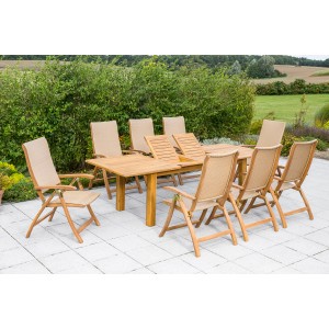 9-teiliges Gartenmöbel-Set Capri mit Ausziehtisch aus Akazienholz und Polyrattan-Sesseln.