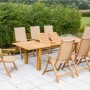 9-teiliges Gartenmöbel-Set Capri mit Ausziehtisch aus Akazienholz und Polyrattan-Sesseln.