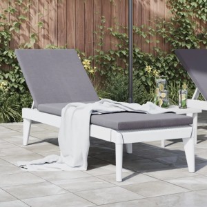 Weiße vidaXL Sonnenliege mit grauem Kissen und Handtuch im Garten.