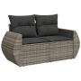 Graues 2-Sitzer Gartensofa aus Polyrattan mit dunklen Kissen für Terrasse oder Garten.